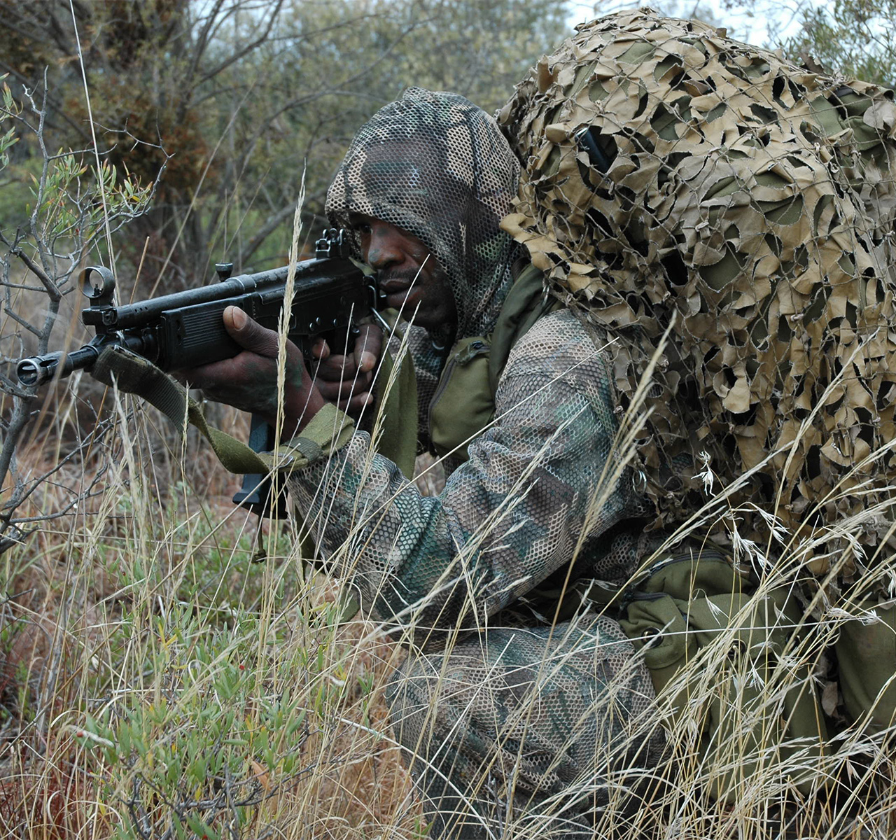 Parabat wearing camouflage holding rifle